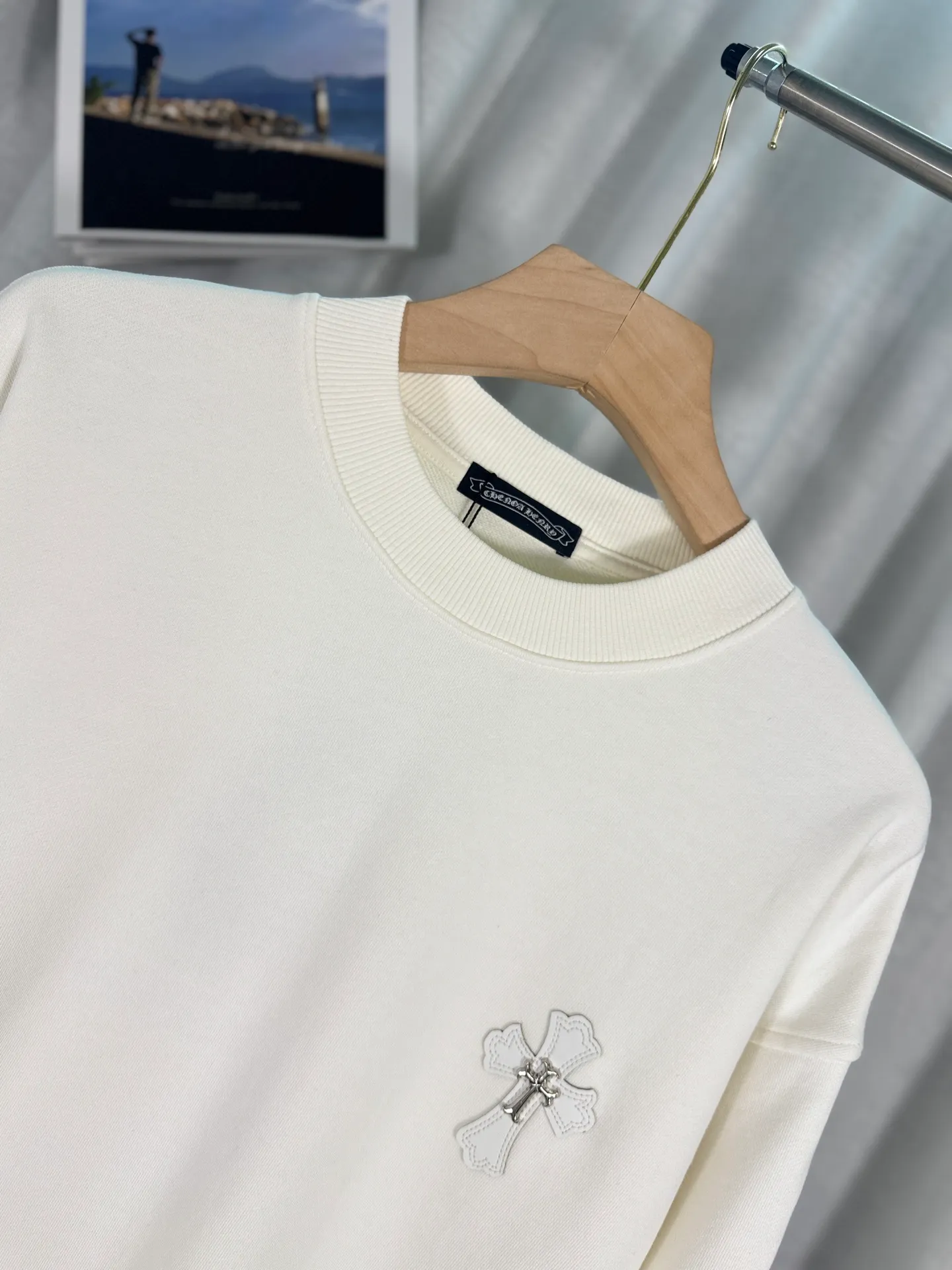 P260 top version, real shot without P, ​​different from market currency) 𝗖𝗵𝗿𝗼𝗺𝗲 𝗛𝗲𝗮𝗿𝘁𝘀/Cro Heart 2025 washed patch embroidery autumn and winter new original single counter American laser burnt 3D three-dimensional color embroidered couple casual sweatshirt 👑The highest version! Customized fabric 420g tripe terry fabric! American acid-washed and distressed original fabric laser burnt ✟appliqué embroidery and exquisite embroidery of letters! The best-selling model in the counter, very comfortable to wear. Accessories: original molded and authenticated collar label➕100% silk wash label. Genuine purchase-grade original hangtag➕matching hanging rope➕3D hanging beads➕original packaging bag. Craftsmanship: The original version has consistent wiring! The highest version of the armhole matching technique! Color: White Black Size: S M L XL Style No.: 9303